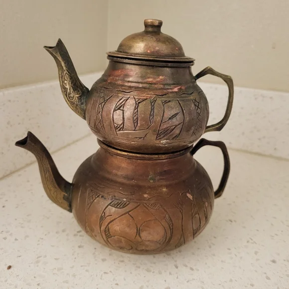 Vintage Hand-Engraved Copper Teapots – Set of 2 – Signed “SAR AHMET / GAZIANTEP” - Picture 4 of 9